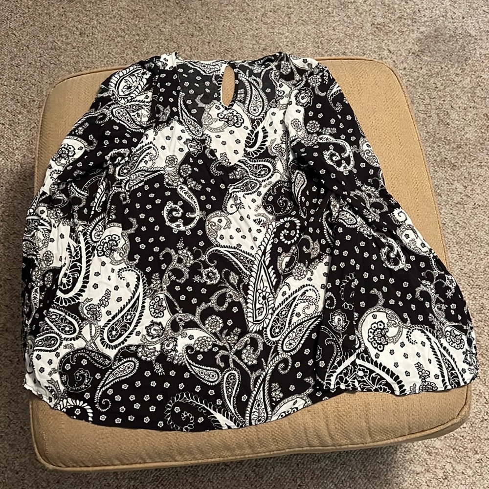 Express, lightweight top, large, low V cut neck, flared out around the wrist